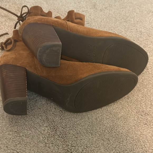 Crown & Ivy Brown Ankle Boots with Ruffle Detail size 8.5 M - Picture 4 of 6